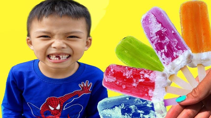 4 أسباب تدفعك لمنع طفلك من أكل الآيس كريم