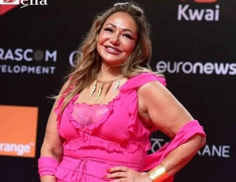 بفستان بسيط بأكمام مكشوفة..ليلى علوى تتألق أمام البحر