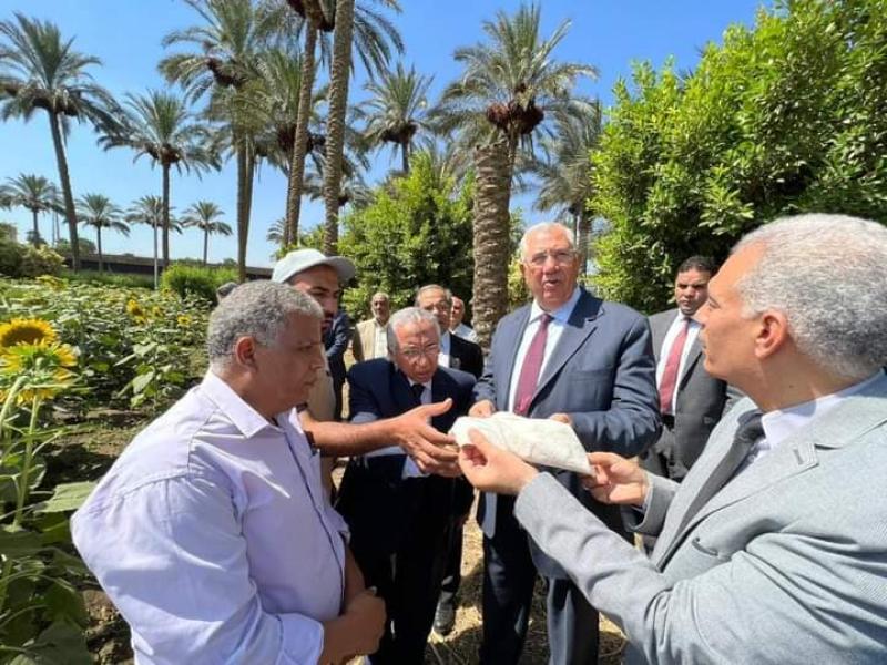 القصير يوجه باستخدام أساليب الري الحديثة في جميع الأراضي التابعة للوزارة