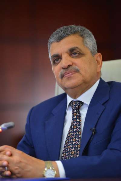 الفريق أسامة ربيع: جاري إنقاذ القاطرة فهد بعد غرقها في قناة السويس