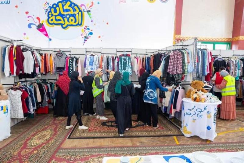 ملابس هدية للأسر في دمياط من مبادرة دكان الفرحة