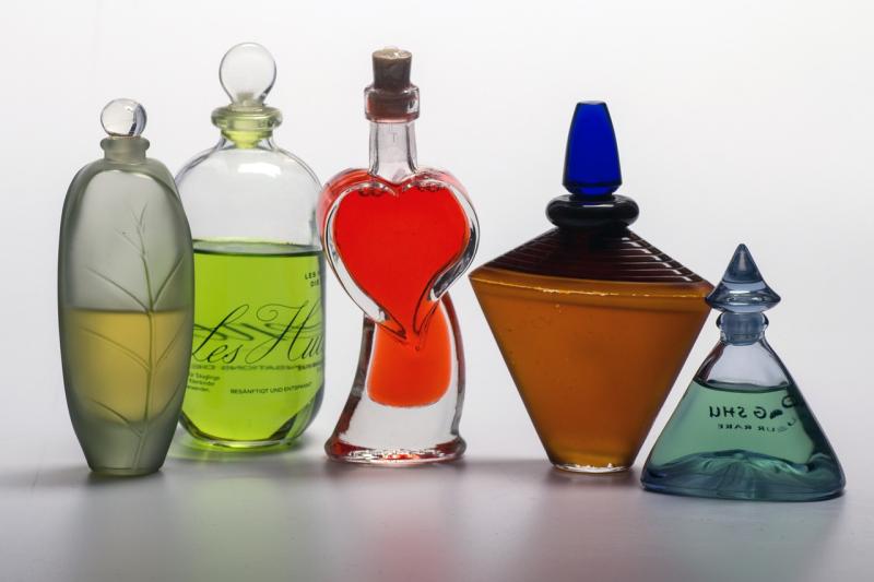 كيف تفرقين بين العطر الأصلي والتقليد؟