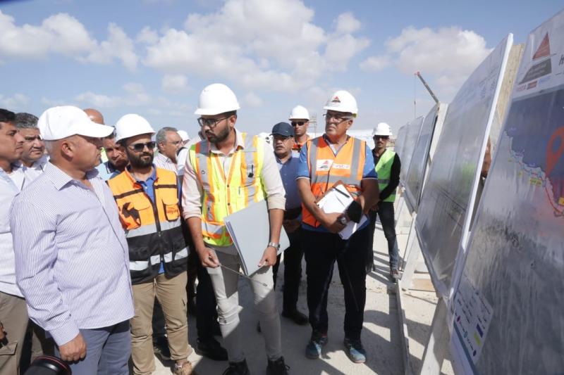 بالصور..وزير النقل يتفقد مواقع العمل بمشروع شبكة القطار الكهربائي السريع العين السخنة / مطروح