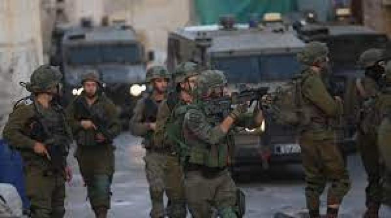 قوات الاحتلال تعتدي على فلسطينيين أثناء محاولتهم المرور من حاجز صرة العسكري غرب نابلس