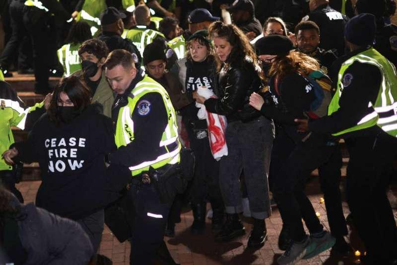 اشتباكات بين الشرطة ومتظاهرين في واشنطن للمطالبة بوقف إطلاق النار في غزة