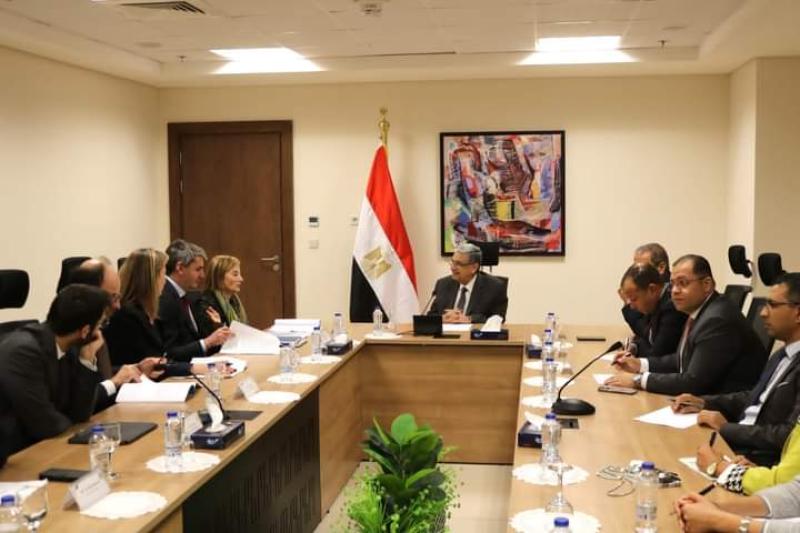 وزير الكهرباء يبحث سبل تعزيز التعاون بين وزارة الكهرباء وبنك الاستثمار الأوروبي