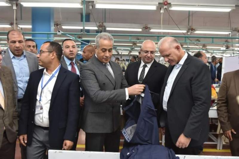 وزير العمل للعمال أثناء تسليم عقود عمل لذوي الهمم: أنتم شركاء التنمية