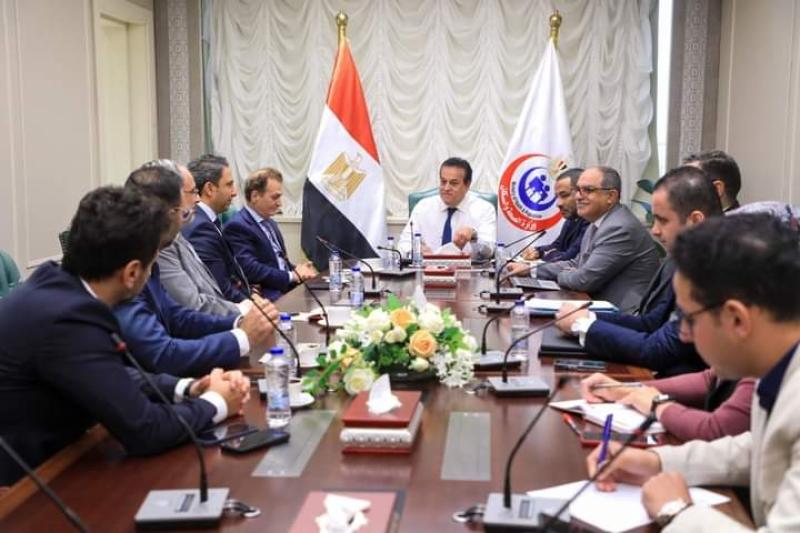 وزير الصحة: يوجه بتسريع العمل في مصنع لإنتاج السرنجات ذاتية التلف