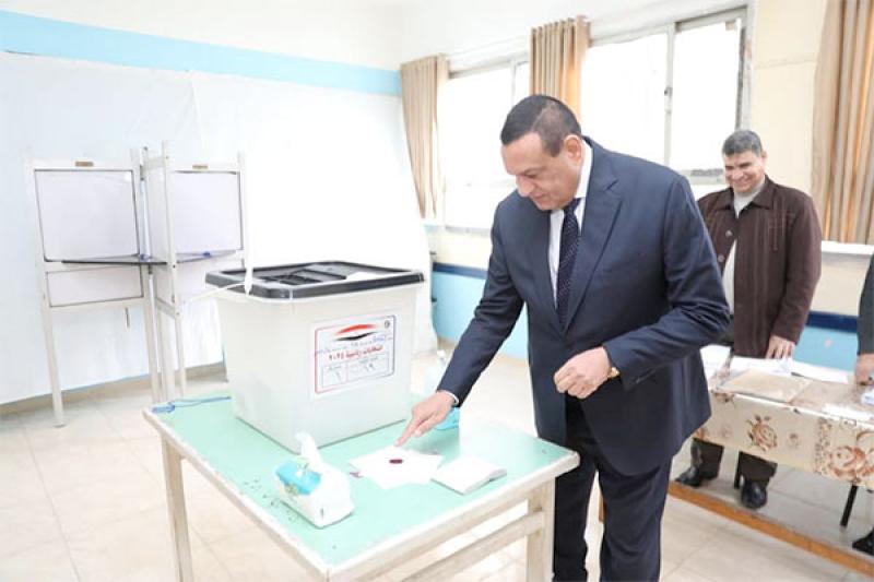وزير التنمية المحلية يدلي بصوته في الانتخابات الرئاسية