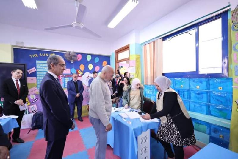 وزير الاتصالات عمرو طلعت يدلي بصوته في الانتخابات الرئاسية