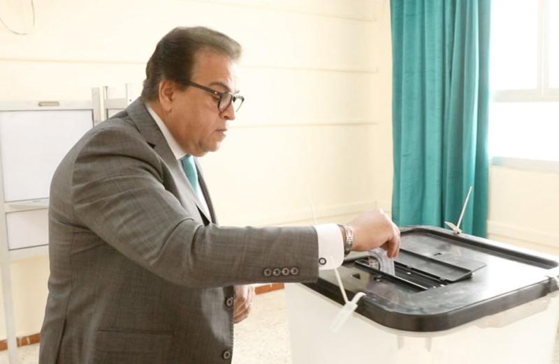 بالفيديو…وزير الصحة يدلي بصوته في الانتخابات الرئاسية خلال أول أيام الاقتراع
