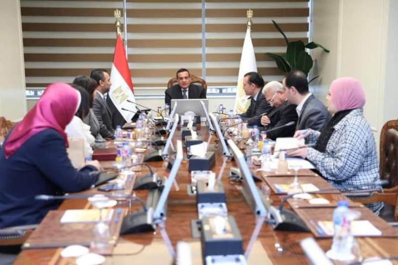 اللواء هشام آمنة يبحث سبل التعاون مع مسئولي شركة ميدمارت