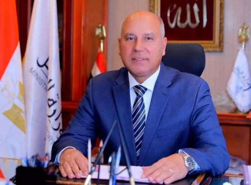 وزير النقل يتفقد ورش أسوان للسكك الحديدية