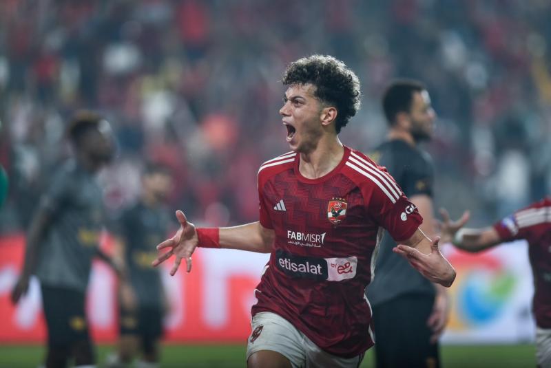 إمام عاشور يفوز بجائزة أفضل لاعب في مباراة الأهلي والزمالك