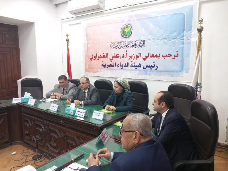 ”رئيس هيئة الدواء المصرية” يناقش قضايا المهنة خلال ”زيارته لنقابة الصيادلة ”اليوم