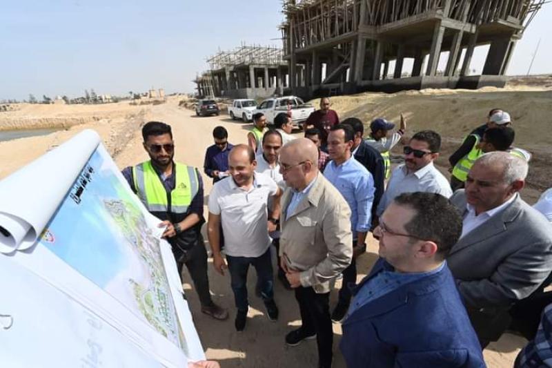 الجزار يتفقد الأعمال الجاري تنفيذها بمشروع مارينا 8 بمركز مارينا العلمين السياحي
