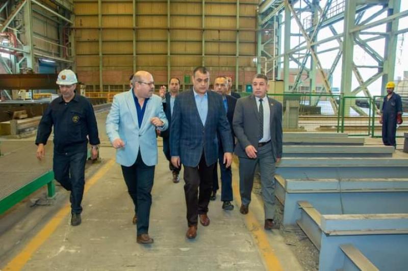 وزير الإنتاج الحربي يتفقد خطوط الإنتاج بشركة أبو زعبل للصناعات الهندسية