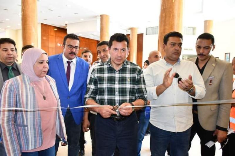 صبحي يفتتح معرض للحرف اليدوية بالمدينة الشبابية والرياضية بشرم الشيخ