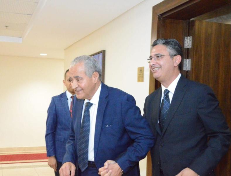 الفرحة تظهر على وجهه…شاهد الدكتور على المصيلحي وهو يستقبل شريف فاروق وزير التموين الجديد