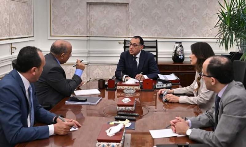 مدبولي يستعرض مع وزير الكهرباء أهم مستجدات عمل الوزارة