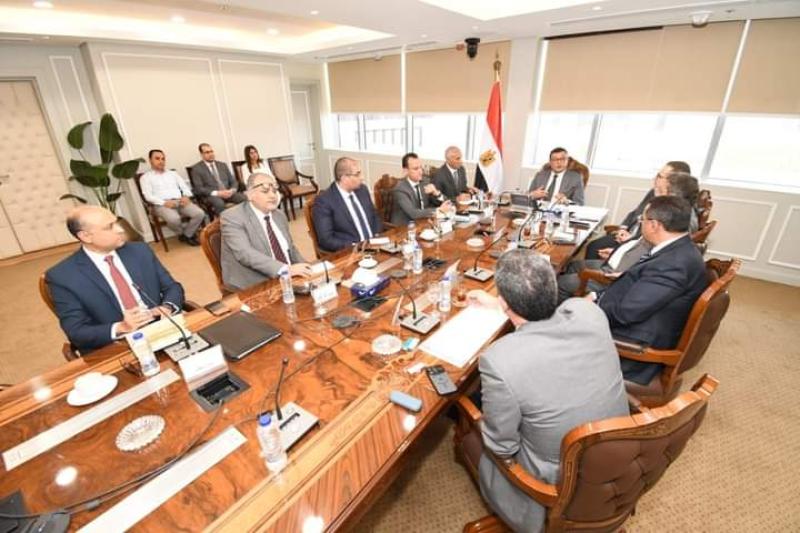 وزير الاسكان يستعرض مقترحات شركات التسويق العقاري لتسويق المشروعات السكنية بالمدن الجديدة