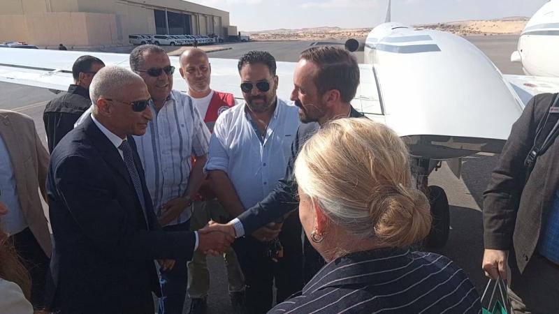 محافظ شمال سيناء يستقبل السفيرة الامريكية بالقاهرة في مطار العريش