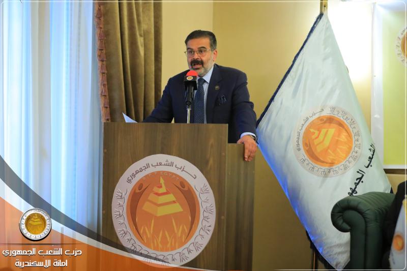 الشعب الجمهوري بالإسكندرية يقيم أمسية ثقافية بعنوان ”رحله في حياة بطل سكندري” وحفيدة محمد كُريّم تهدي الوليلي صورة جدها