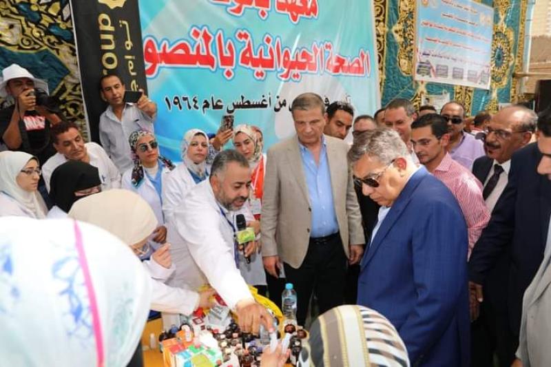 وزير الزراعة يفتتح منفذ للسلع الغذائية بمديرية الزراعة