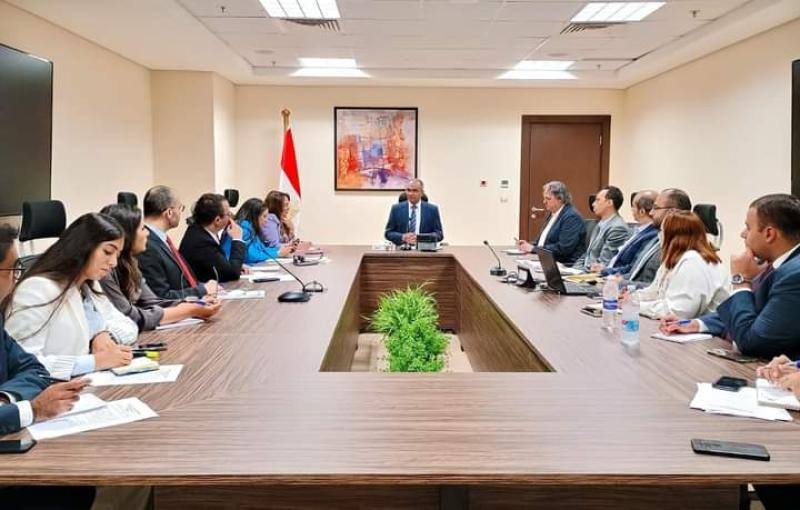 نائب وزير الاسكان يبحث مع مسئولي وزارة التخطيط أفضل آليات التمويل لبعض المشروعات القومية