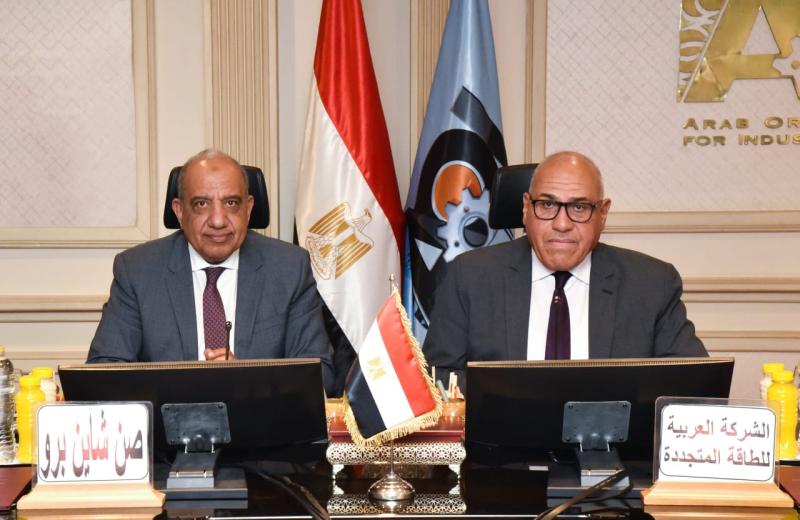 رئيس ”العربية للتصنيع” ووزير الكهرباء يشهدان توقيع عقد مشروع صناعي للألواح الشمسية بين العربية للتصنيع وكبري الشركات السويدية